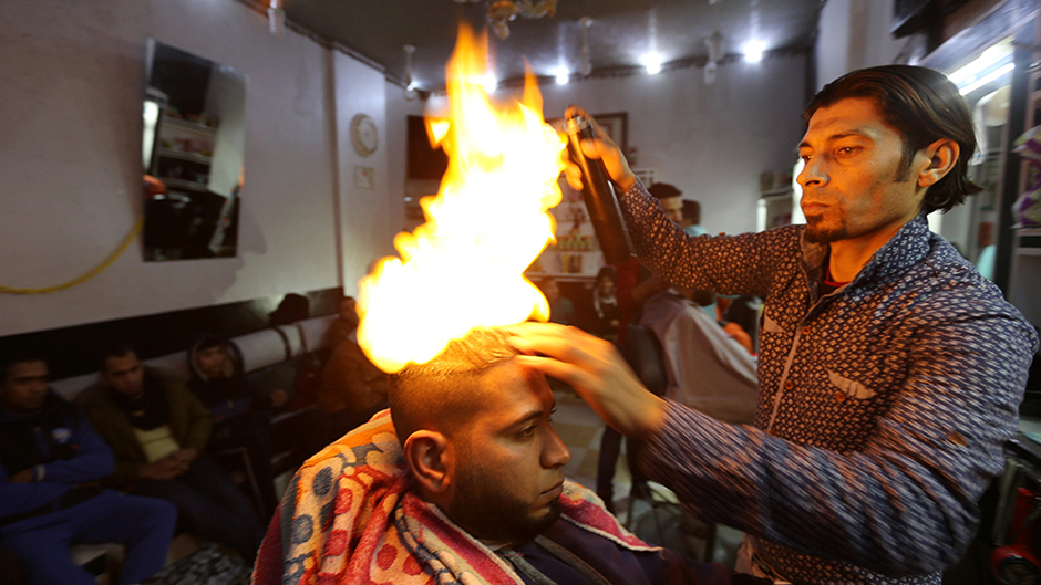 2017-02-09T110205Z_1977493173_RC13F6677160_RTRMADP_3_PALESTINIANS-GAZA-HAIRDRESSER 11