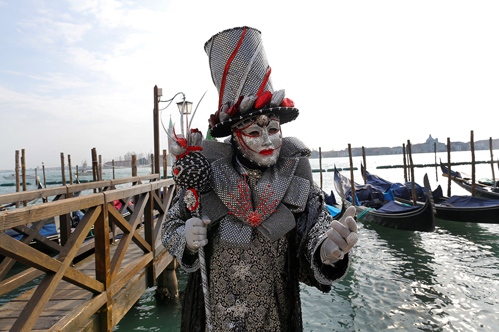 2017-02-12T130453Z_1414929635_RC1E40E6CA60_RTRMADP_3_ITALY-CARNIVAL-VENICE