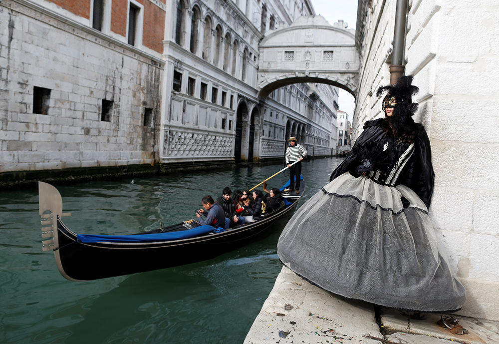 2017-02-12T132713Z_857805279_RC137826E630_RTRMADP_3_ITALY-CARNIVAL-VENICE
