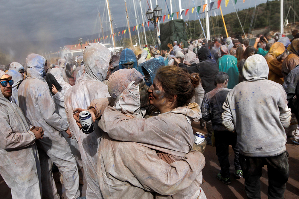 2017-02-27T155852Z_606348659_RC17DD352240_RTRMADP_3_GREECE-CARNIVAL-FLOUR-WAR