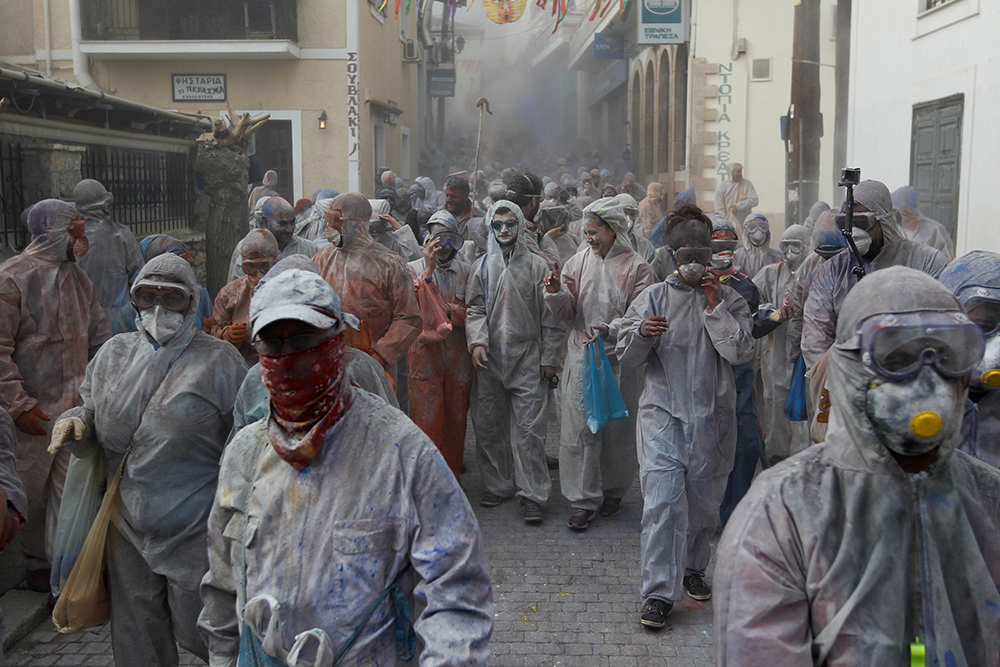 2017-02-27T155856Z_383351777_RC17032018A0_RTRMADP_3_GREECE-CARNIVAL-FLOUR-WAR