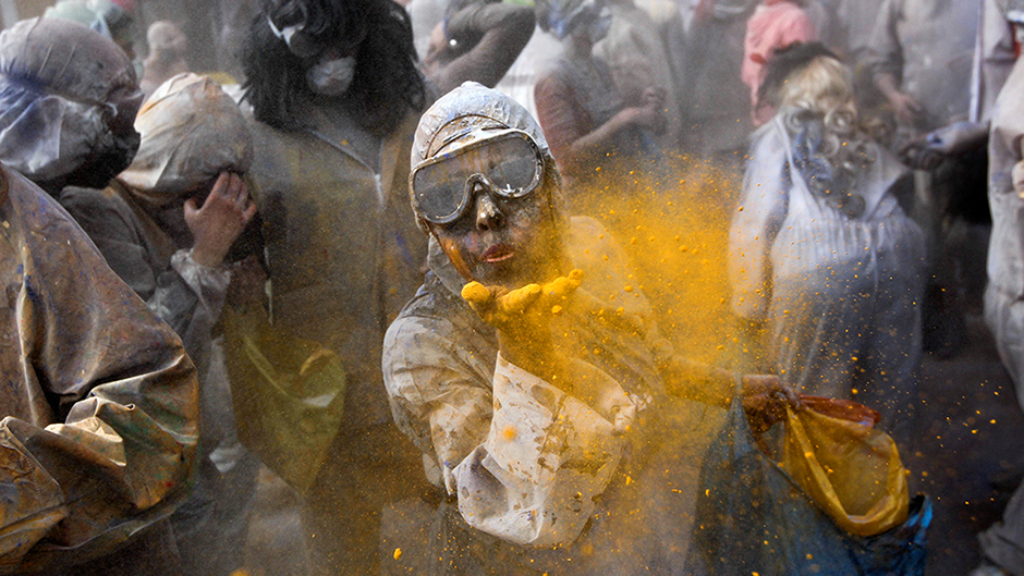 2017-02-27T165933Z_957538099_RC169CFB1920_RTRMADP_3_GREECE-CARNIVAL-FLOUR-WAR 11