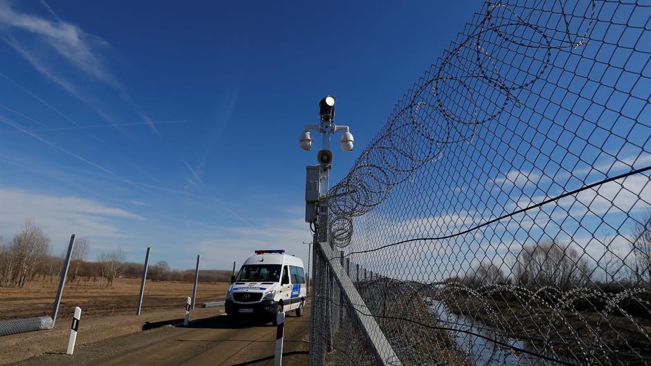 2017-03-02T172039Z_870619016_RC19B401C780_RTRMADP_3_EUROPE-MIGRANTS-HUNGARY-FENCE