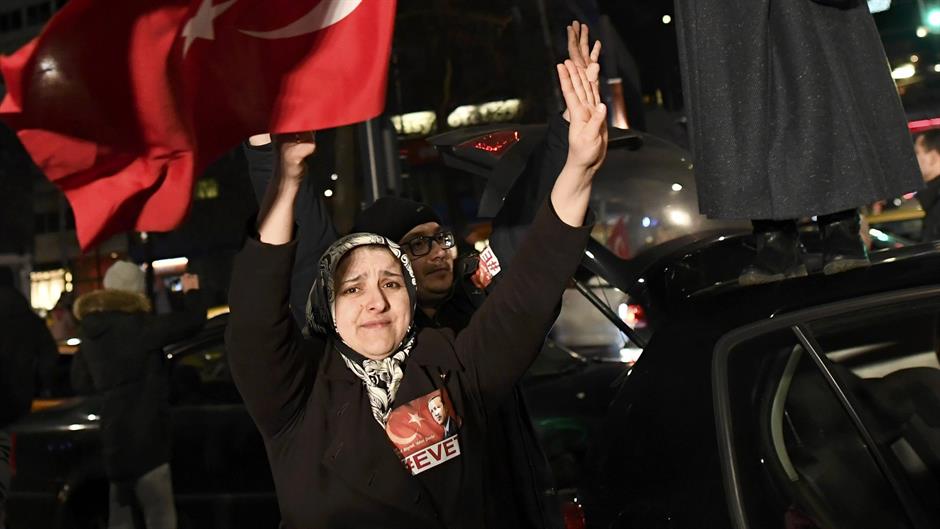 2017-03-11T223917Z_561419071_LR1ED3B1QX6RQ_RTRMADP_3_TURKEY-REFERENDUM-NETHERLANDS-PROTEST