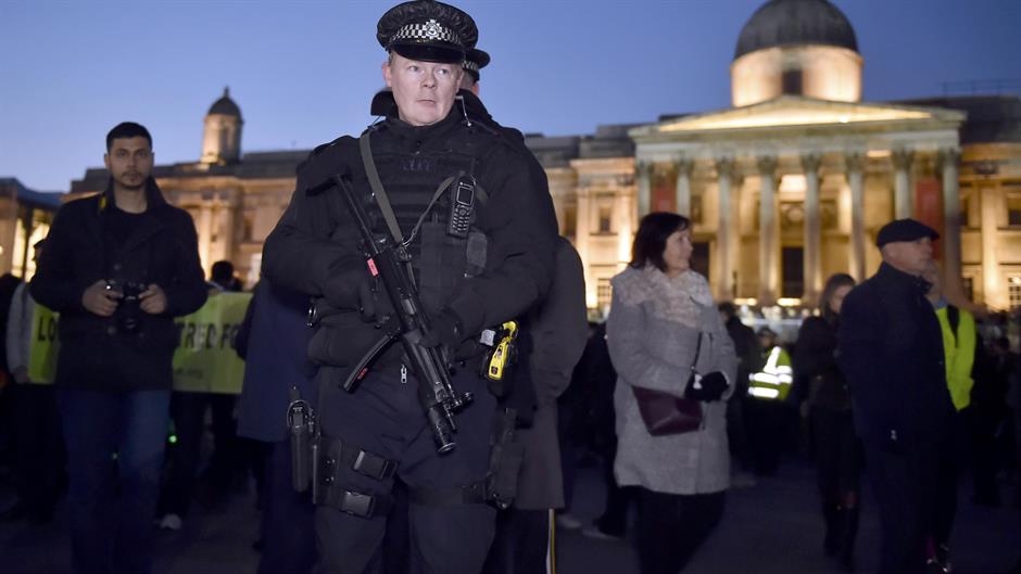2017-03-23T185904Z_1700567866_LR1ED3N1GQ5IE_RTRMADP_3_BRITAIN-SECURITY-VIGIL