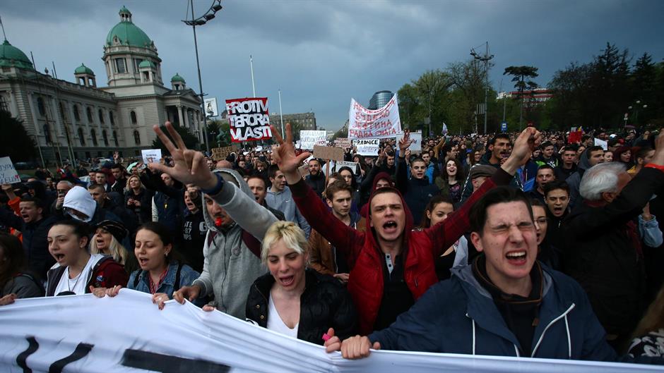 2017-04-05T193208Z_2009005207_RC163BFED8F0_RTRMADP_3_SERBIA-PROTESTS