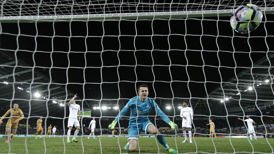 2017-04-05T210345Z_134427825_MT1ACI14774463_RTRMADP_3_SOCCER-ENGLAND-SWA-TOT