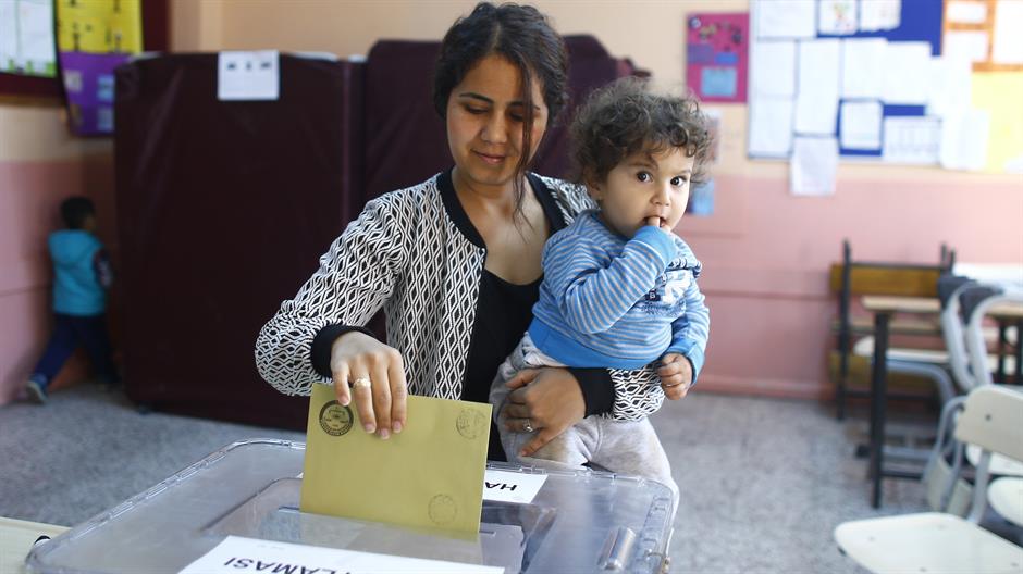 2017-04-16T065058Z_377189250_UP1ED4G0J0XUH_RTRMADP_3_TURKEY-REFERENDUM