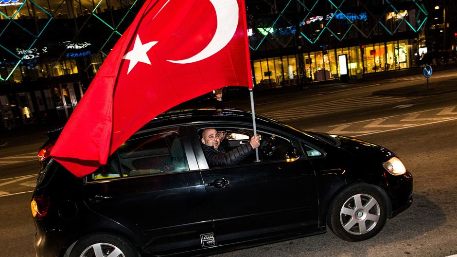 2017-04-17T062451Z_656771045_RC1D2F3DBE60_RTRMADP_3_TURKEY-REFERENDUM-DENMARK