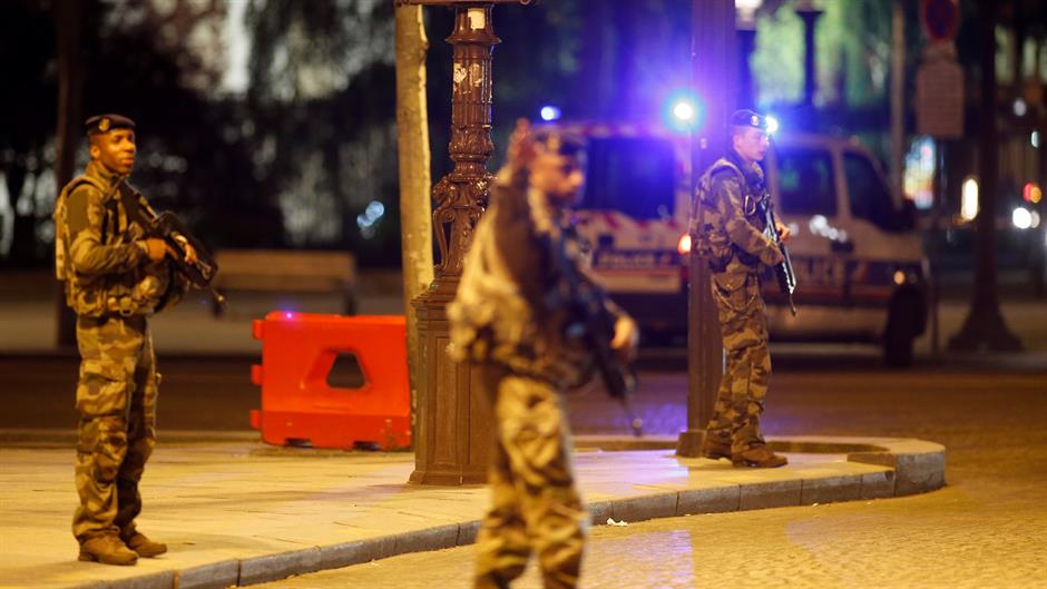 2017-04-21T004824Z_1559869237_RC1B7BFB47D0_RTRMADP_3_FRANCE-SHOOTING