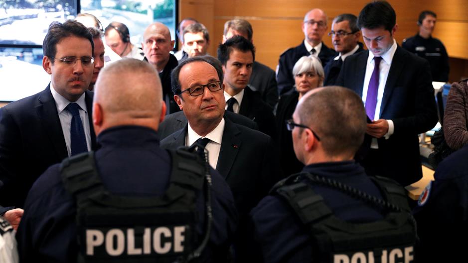2017-04-21T104632Z_383688684_RC1940C12EB0_RTRMADP_3_FRANCE-SHOOTING-HOLLANDE