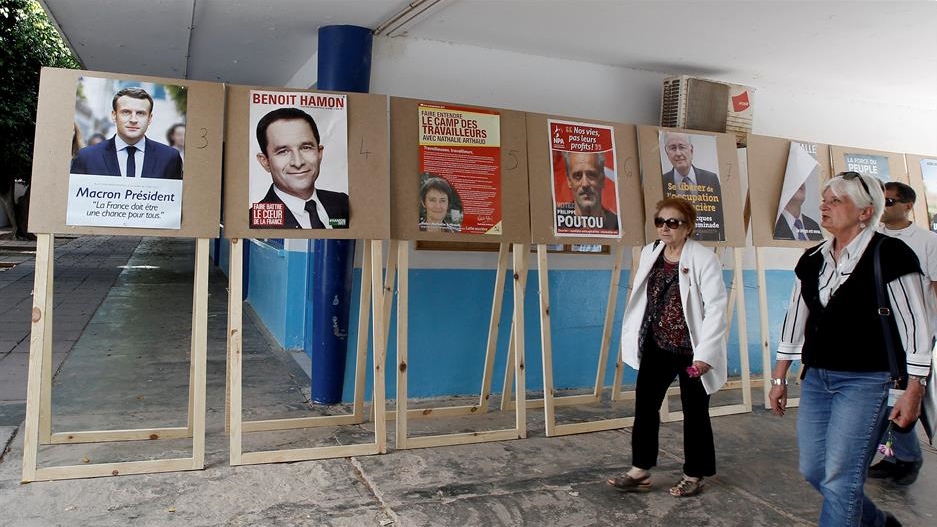 2017-04-23T121942Z_1255681444_RC1B31E26900_RTRMADP_3_FRANCE-ELECTION-TUNISIA