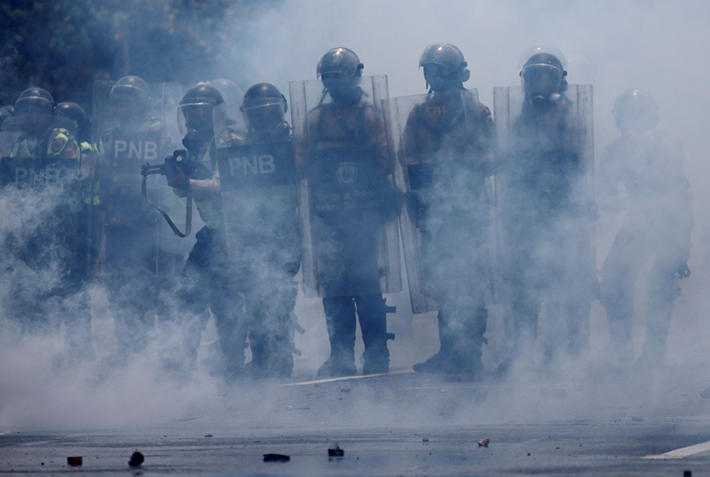 2017-04-26T184706Z_1543247860_RC14CD369AD0_RTRMADP_3_VENEZUELA-POLITICS