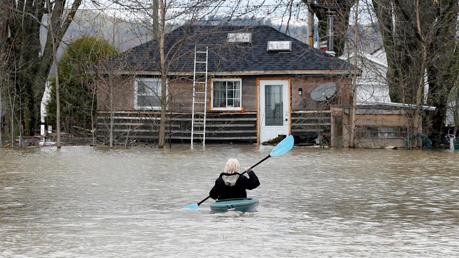 2017-05-06T214335Z_318653176_RC19350F0A40_RTRMADP_3_CANADA-QUEBEC-FLOODS