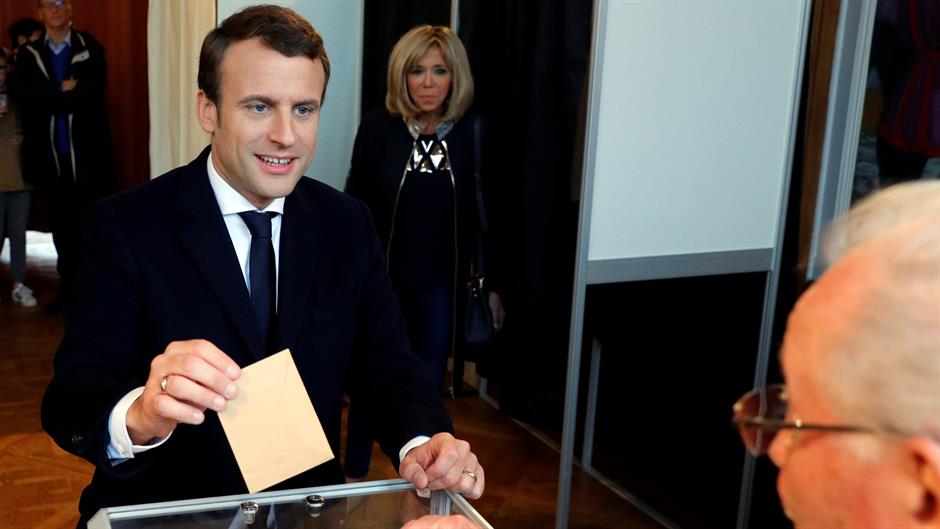 2017-05-07T112147Z_570453756_RC167CBCB8F0_RTRMADP_3_FRANCE-ELECTION-MACRON