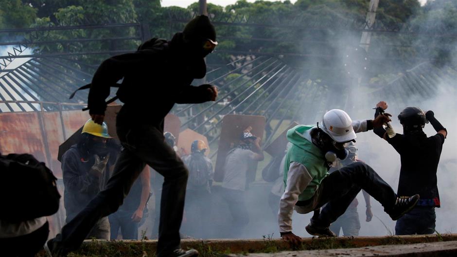 2017-05-08T230341Z_1643446598_RC1A262A0AB0_RTRMADP_3_VENEZUELA-POLITICS