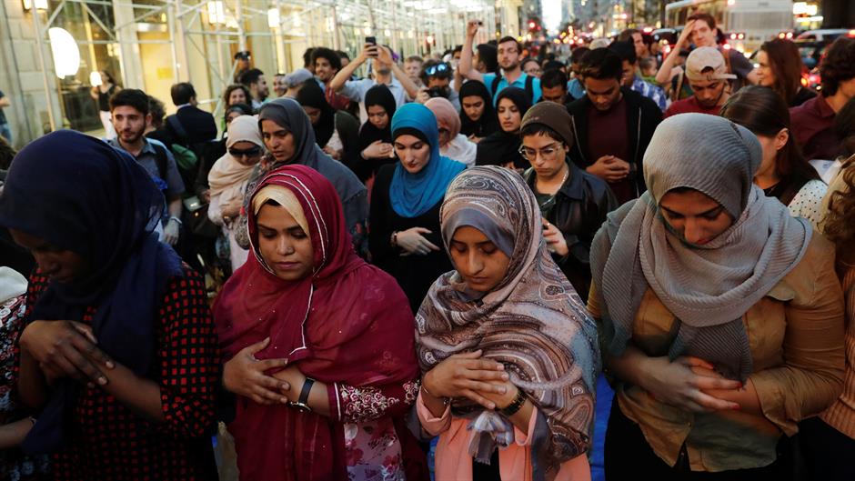2017-06-02T020051Z_998533162_RC1DF8B60E50_RTRMADP_3_USA-TRUMP-PROTEST
