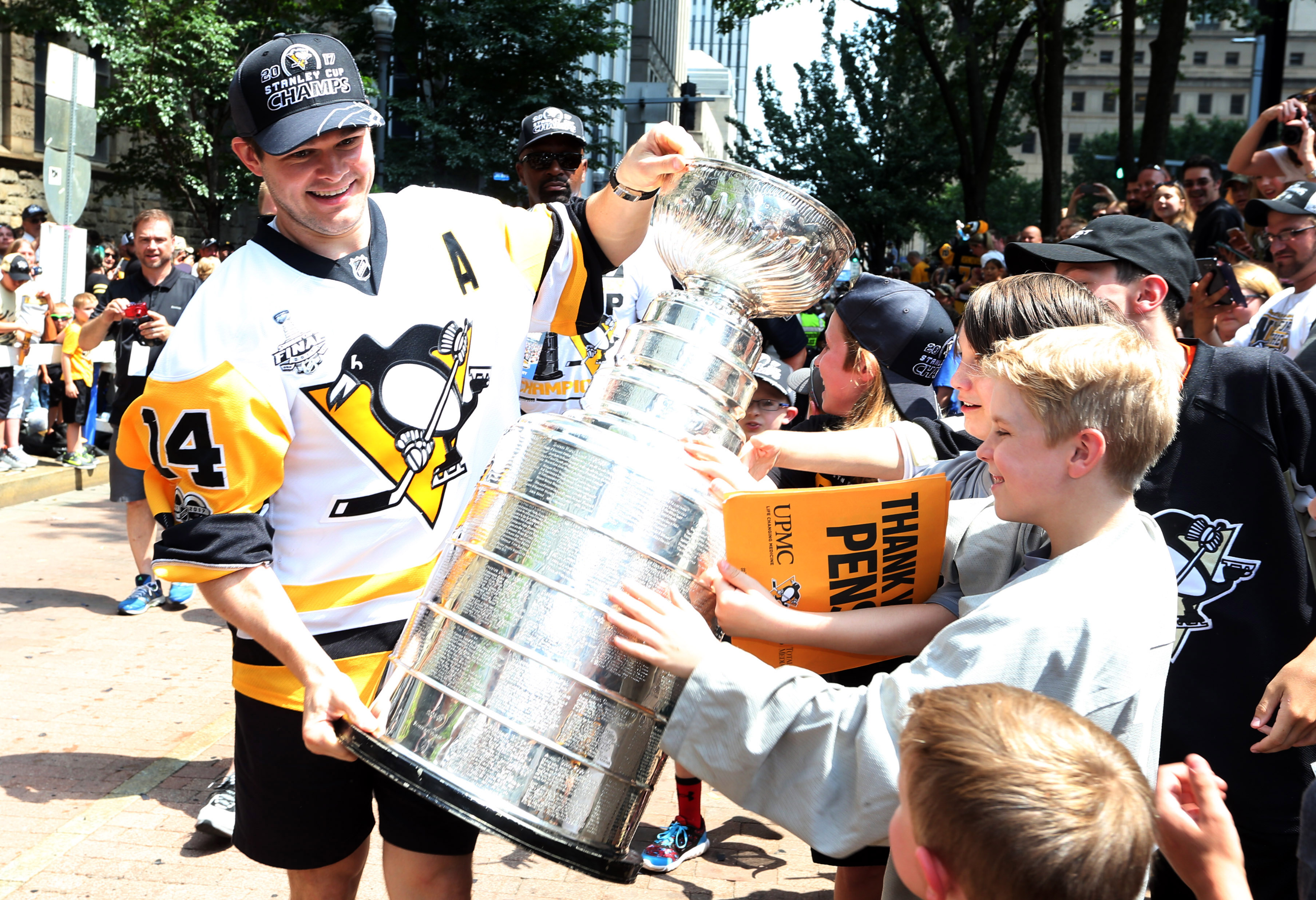 2017-06-14T191719Z_1534968321_NOCID_RTRMADP_3_NHL-PITTSBURGH-PENGUINS-CHAMPIONSHP-PARADE