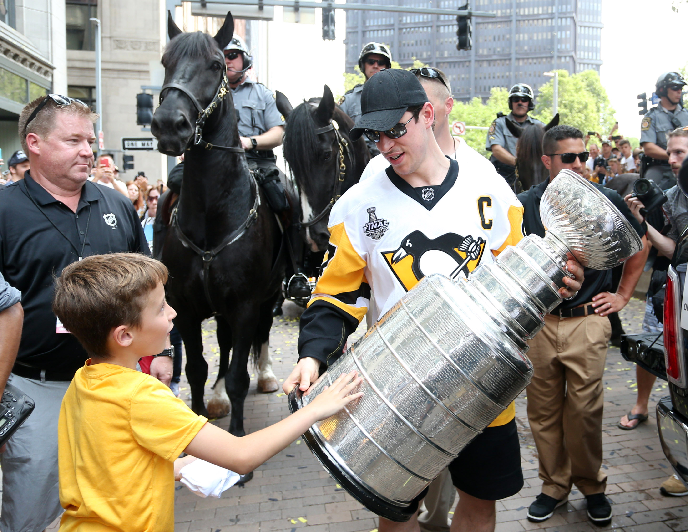 2017-06-14T191722Z_1291438130_NOCID_RTRMADP_3_NHL-PITTSBURGH-PENGUINS-CHAMPIONSHP-PARADE