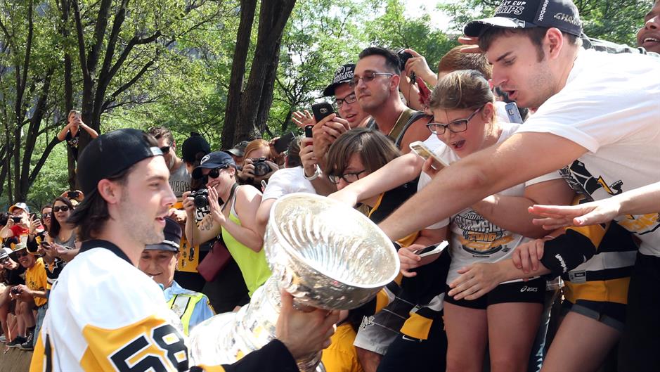 2017-06-14T191723Z_488651214_NOCID_RTRMADP_3_NHL-PITTSBURGH-PENGUINS-CHAMPIONSHP-PARADE