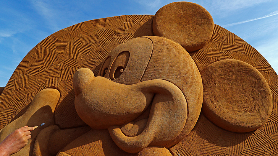 2017-06-22T123153Z_1662192357_RC146B2D28D0_RTRMADP_3_BELGIUM-ODDLY-SAND 11