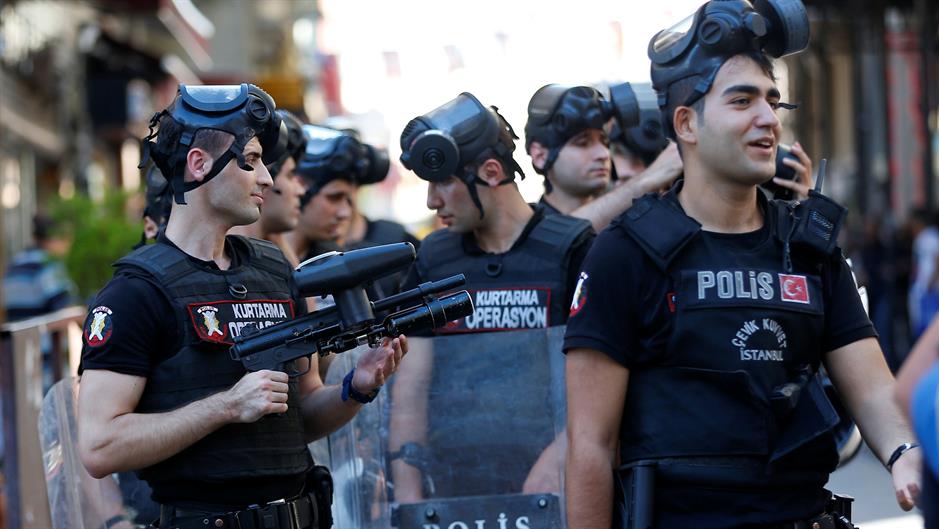 2017-06-25T154416Z_1052277915_RC11C4967E20_RTRMADP_3_TURKEY-LGBT-PRIDE