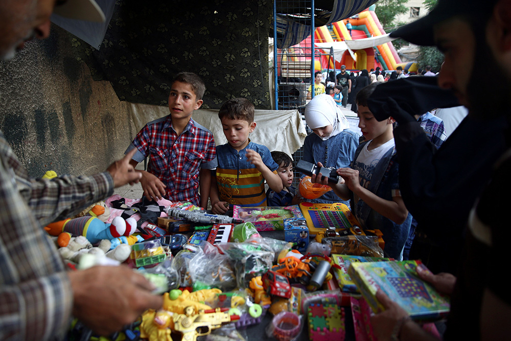 2017-06-27T195525Z_1366945469_RC1ADFBA6FB0_RTRMADP_3_RELIGION-EID-SYRIA