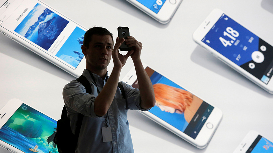 2017-06-28T211313Z_966745838_RC1C0D1DD210_RTRMADP_3_APPLE-IPHONE-ANNIVERSARY