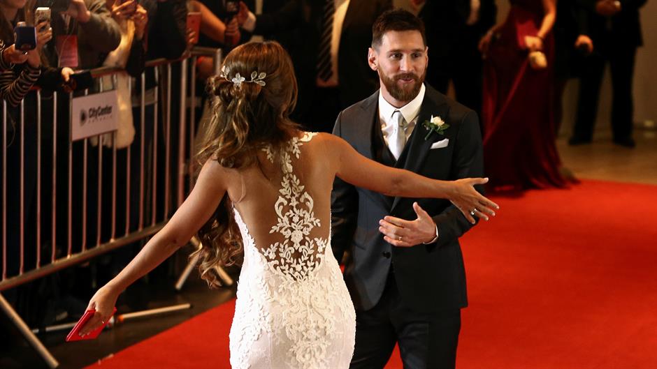 2017-07-01T002911Z_910287222_RC1A5FD16E00_RTRMADP_3_PEOPLE-MESSI-WEDDING