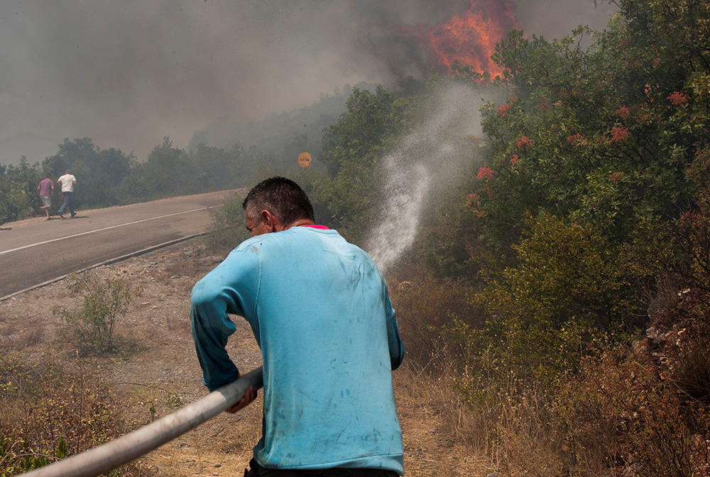 2017-07-17T160447Z_607984972_RC13E62C9F40_RTRMADP_3_BALKANS-WILDFIRES