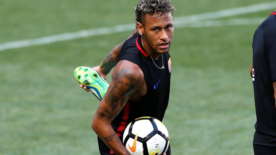 2017-07-21T224522Z_2011188187_RC1C8F06CCF0_RTRMADP_3_SOCCER-ICC-FCB