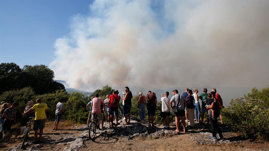 2017-07-25T173343Z_519637583_RC16785506C0_RTRMADP_3_FRANCE-WILDFIRES