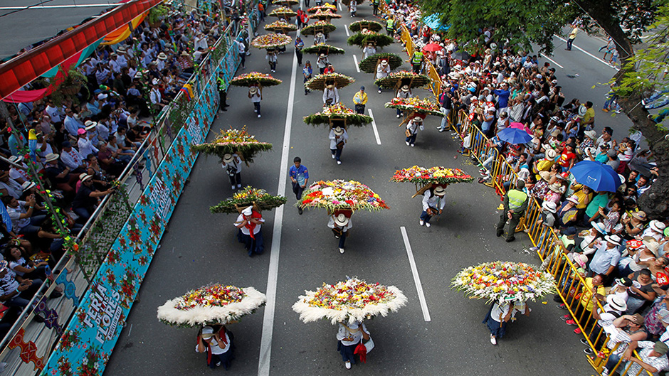 2017-08-08T015059Z_1863634622_RC18138D01F0_RTRMADP_3_COLOMBIA-FLOWERSPARADE 1