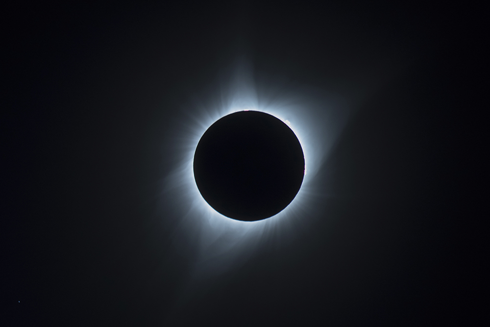 2017-08-21T220056Z_1_MTZSPDED8L22HJZW_RTRFIPP_4_ALEX-MASON-SOLAR-ECLIPSE-2017