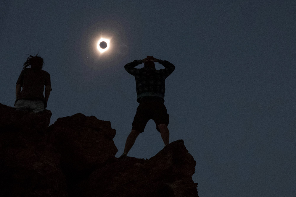 2017-08-22T020824Z_737479036_RC1DBA44C200_RTRMADP_3_SOLAR-ECLIPSE-USA