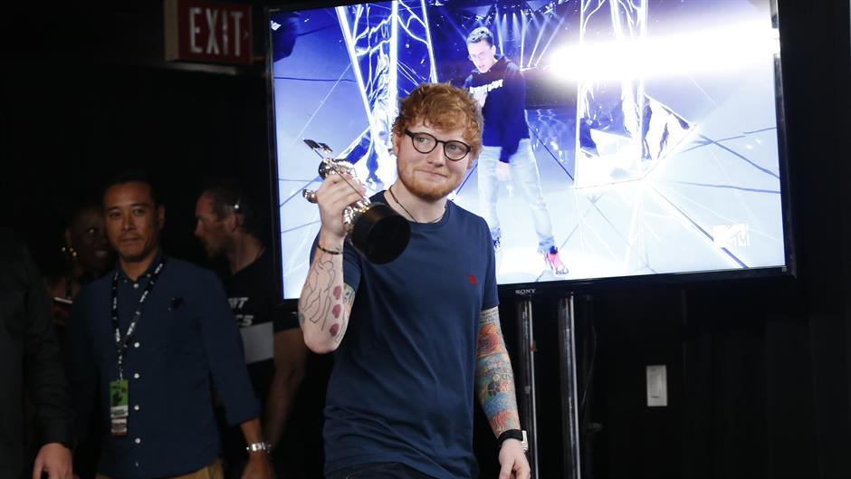 2017-08-28T022249Z_2126479858_HP1ED8S06M0PI_RTRMADP_3_AWARDS-MTV-VMA