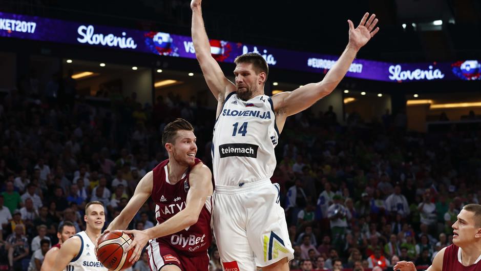 2017-09-12T190336Z_1916294015_UP1ED9C1GXZ1S_RTRMADP_3_BASKETBALL-EUROBASKET-SLO-LAT