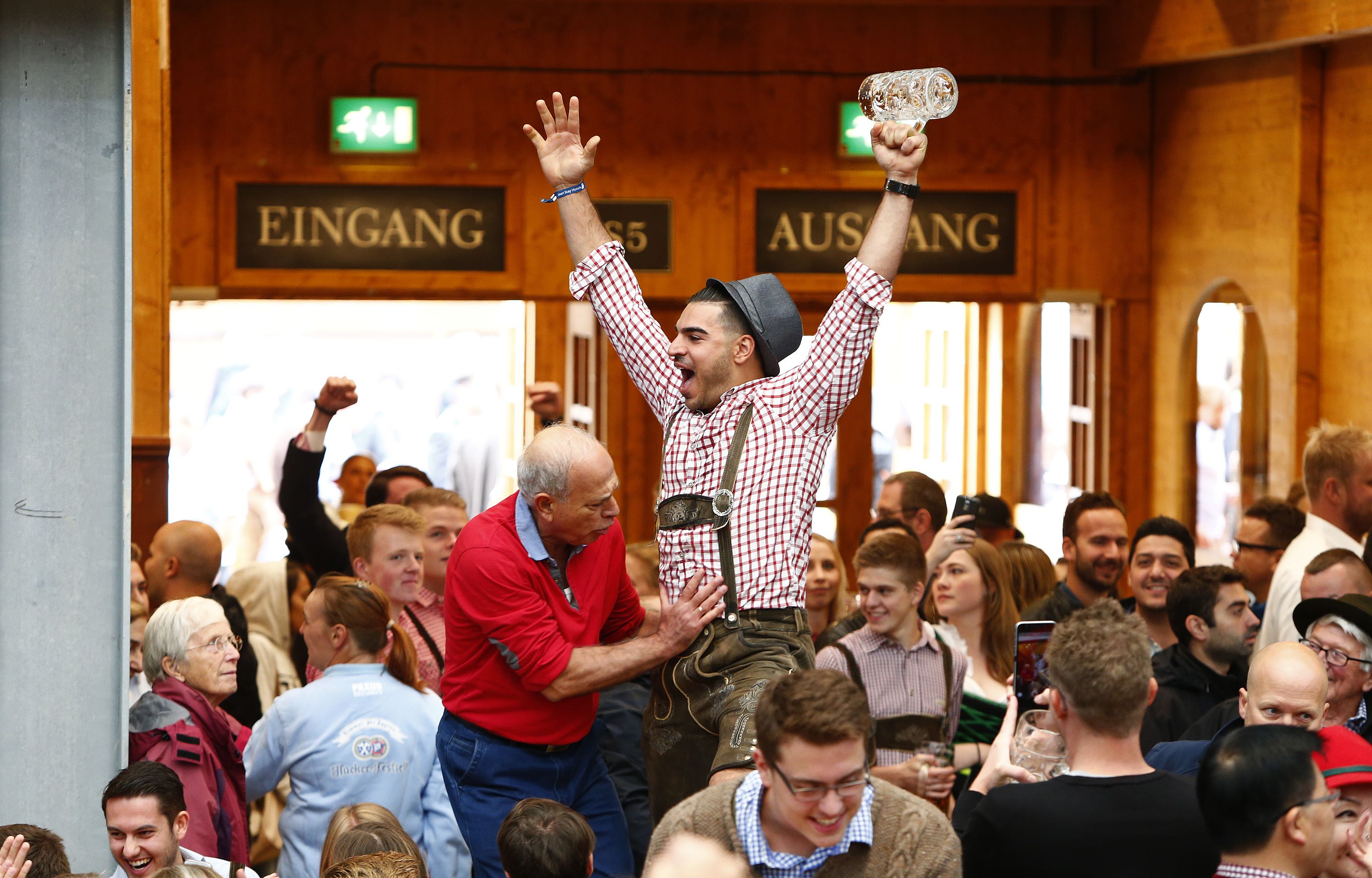 2017-09-16T110801Z_984204344_UP1ED9G0UXCKY_RTRMADP_3_GERMANY-OKTOBERFEST