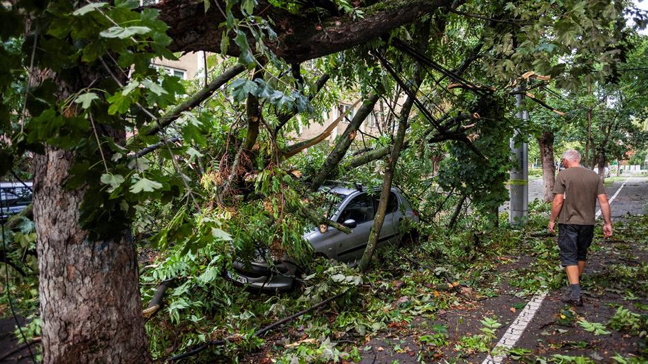 2017-09-17T175721Z_1440515683_RC1239328EF0_RTRMADP_3_ROMANIA-WEATHER