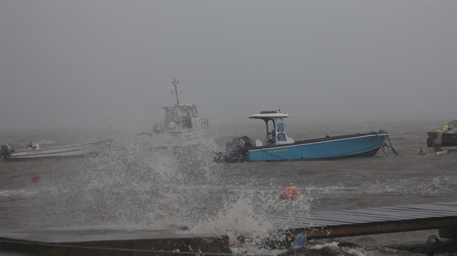 2017-09-18T232356Z_703743698_RC1770122870_RTRMADP_3_STORM-MARIA-GUADELOUPE