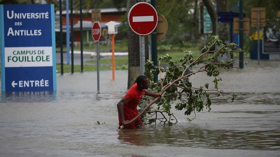 2017-09-19T132151Z_904083459_RC1E20983590_RTRMADP_3_STORM-MARIA-GUADELOUPE