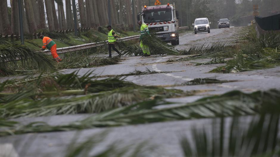 2017-09-20T004203Z_1330243604_RC1BFFC23340_RTRMADP_3_STORM-MARIA-GUADELOUPE