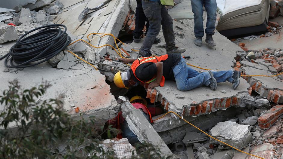 2017-09-20T022517Z_761702849_RC1EABBBCF20_RTRMADP_3_MEXICO-QUAKE