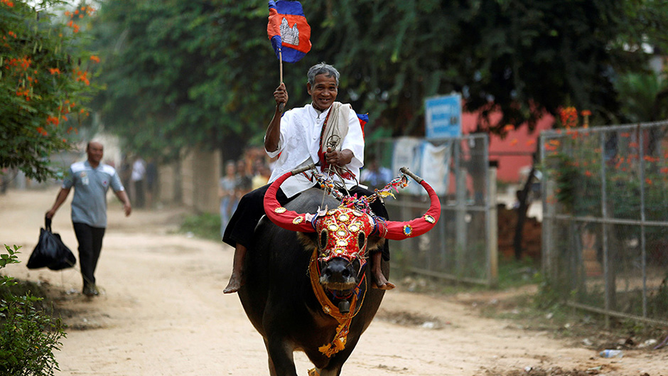 2017-09-20T035422Z_549759736_RC1132BE5740_RTRMADP_3_CAMBODIA-FESTIVAL 1