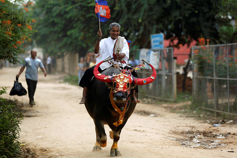 2017-09-20T035422Z_549759736_RC1132BE5740_RTRMADP_3_CAMBODIA-FESTIVAL