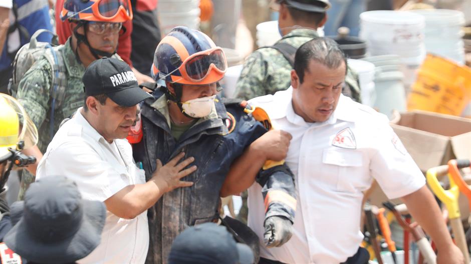 2017-09-21T035436Z_1189851326_RC116822FB30_RTRMADP_3_MEXICO-QUAKE