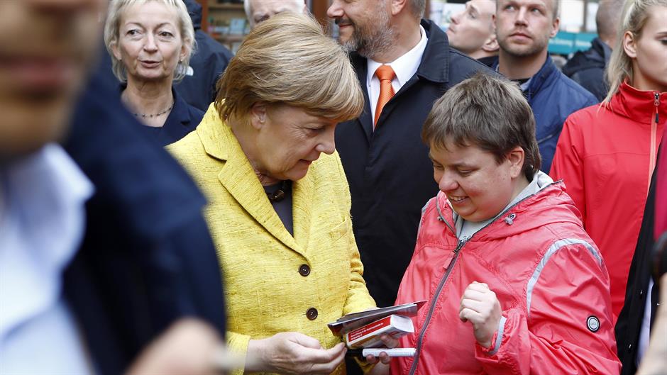 2017-09-23T095828Z_2003771170_UP1ED9N0RPFBJ_RTRMADP_3_GERMANY-ELECTION-MERKEL-RALLY