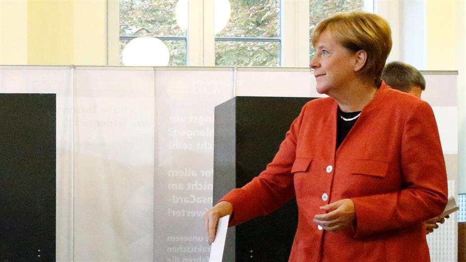 2017-09-24T125516Z_1158745319_RC1431671020_RTRMADP_3_GERMANY-ELECTION-MERKEL-VOTES
