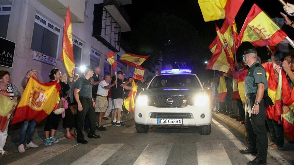 2017-09-26T220713Z_1645479953_RC17B832E3B0_RTRMADP_3_SPAIN-POLITICS-CATALONIA