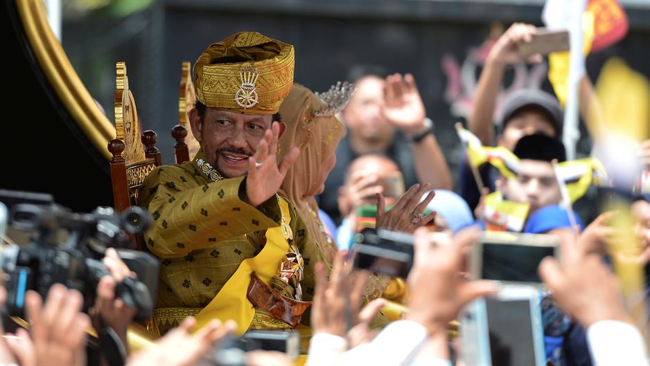 2017-10-05T041213Z_1567981691_RC1CE9B09510_RTRMADP_3_BRUNEI-ROYALS